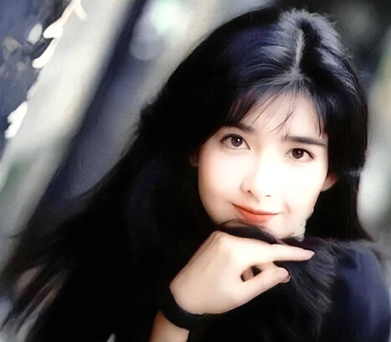 亦舒盛赞的"玉女",35年情路坎坷,如今56岁活成少女_周慧敏_倪震_生活