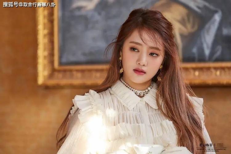 minnie是一位多才多艺的泰国流行乐女歌手,出生于1997年10月23日,原名