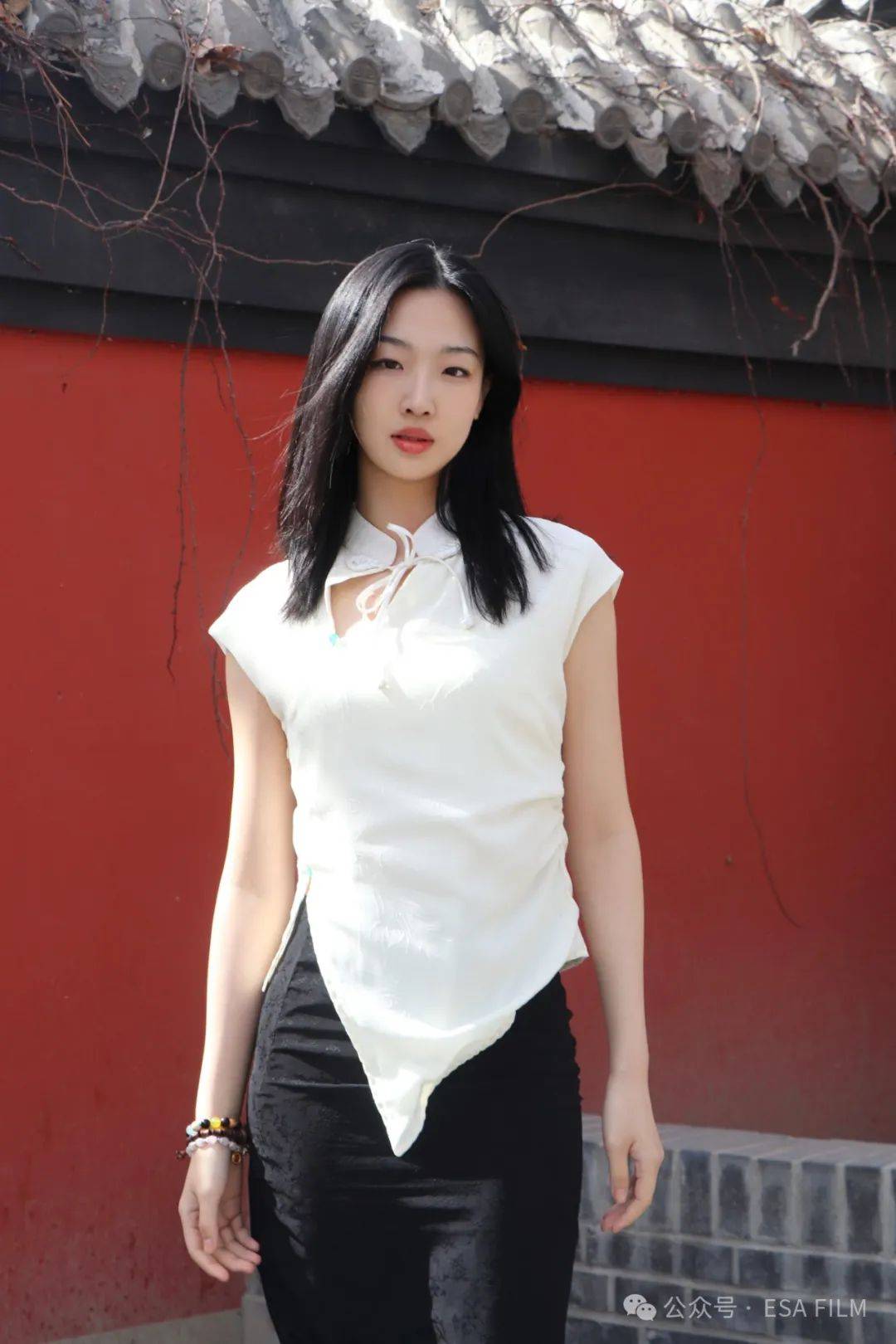 王清亮相中国国际时装周 自然淡雅赴约中式奇遇