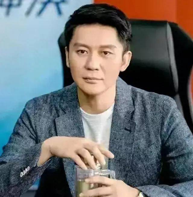 42岁李晨朴实遛娃,婴儿车成焦点,女儿颜值超惊艳!_搜狐汽车_搜狐网