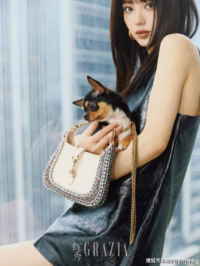 田曦薇登红秀封面性感露腰皮衣搭披肩直发惊艳身材引热议