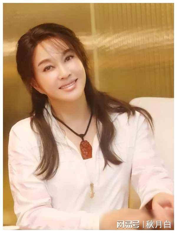 原创刘晓庆豪宅密会小鲜肉年龄差几十岁却似同龄亲密依偎引热议