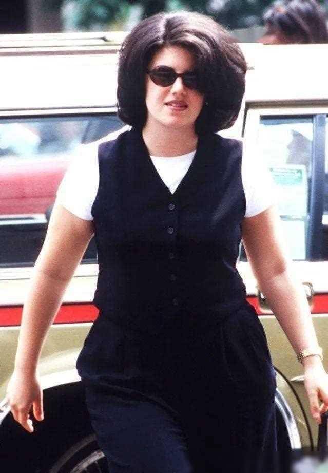 原创拉链门女主惊艳亮相50岁莱温斯基美如女王克林顿头发全白