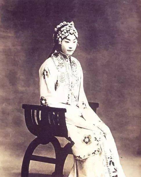 程砚秋大师的对台史先与师父梅兰芳打擂后与偷艺弟子新艳秋打擂