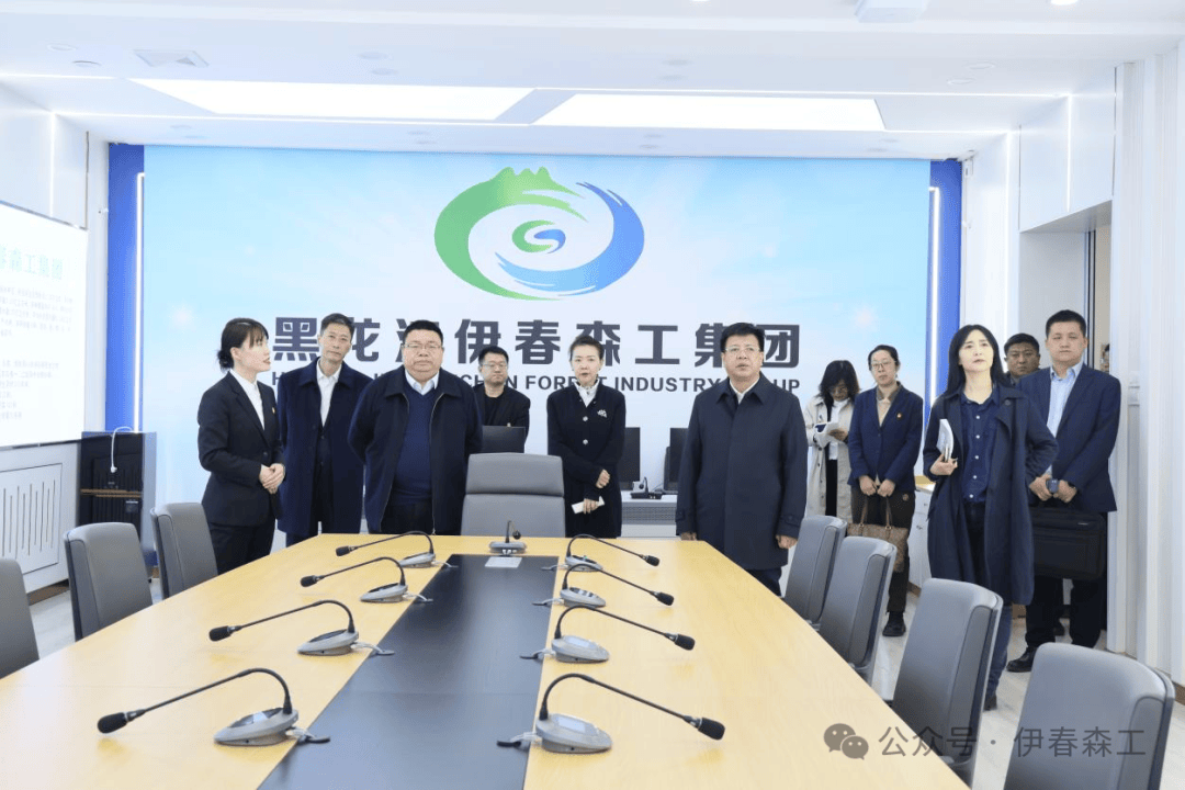 经营规划部部长李娜,中国飞龙飞行学院小兴安岭基地经理庞建明;伊春