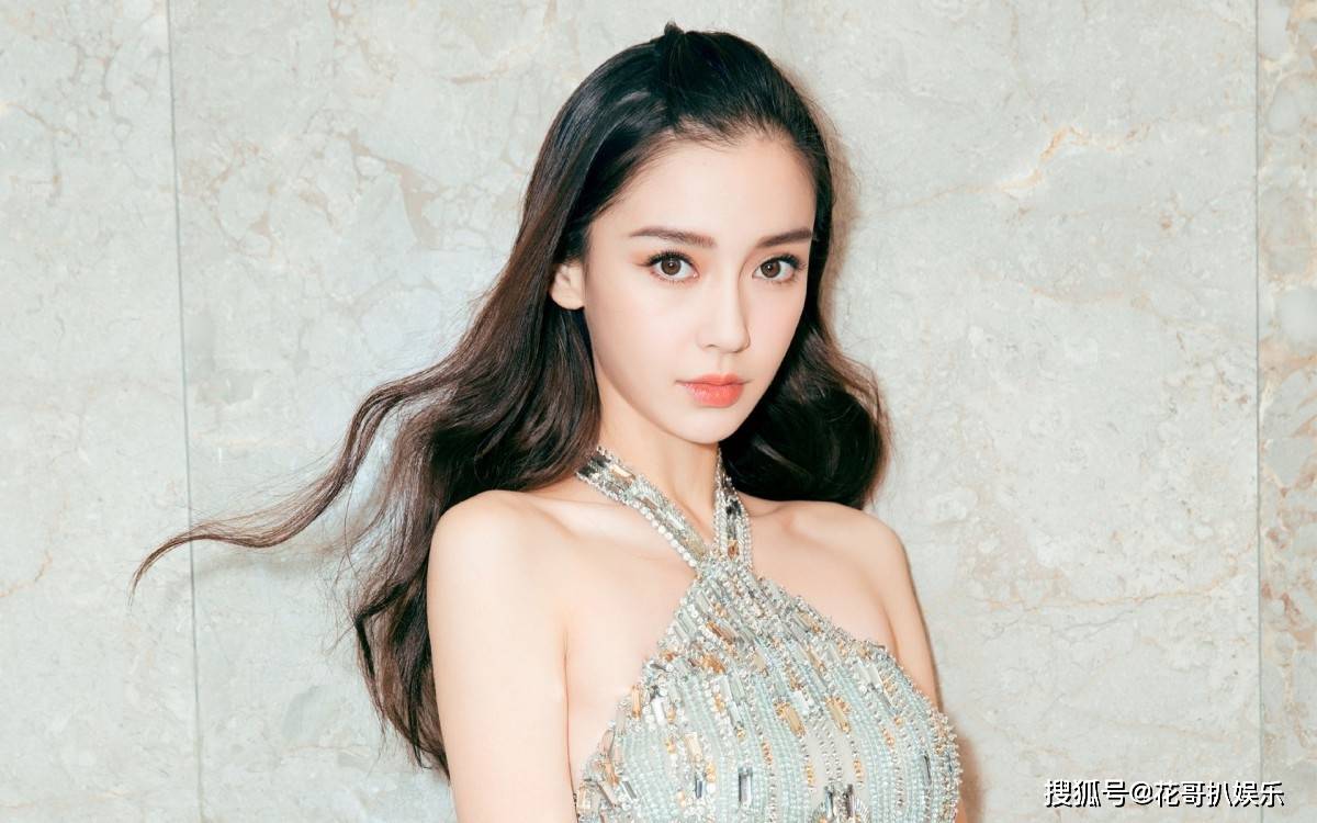 原创杨颖身材出现大变化胸部隆起摆脱排骨称号疑似为复出去做医美