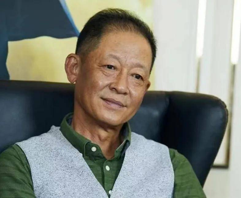 57岁王志文与16岁儿子合影引关注网友惊叹基因强大