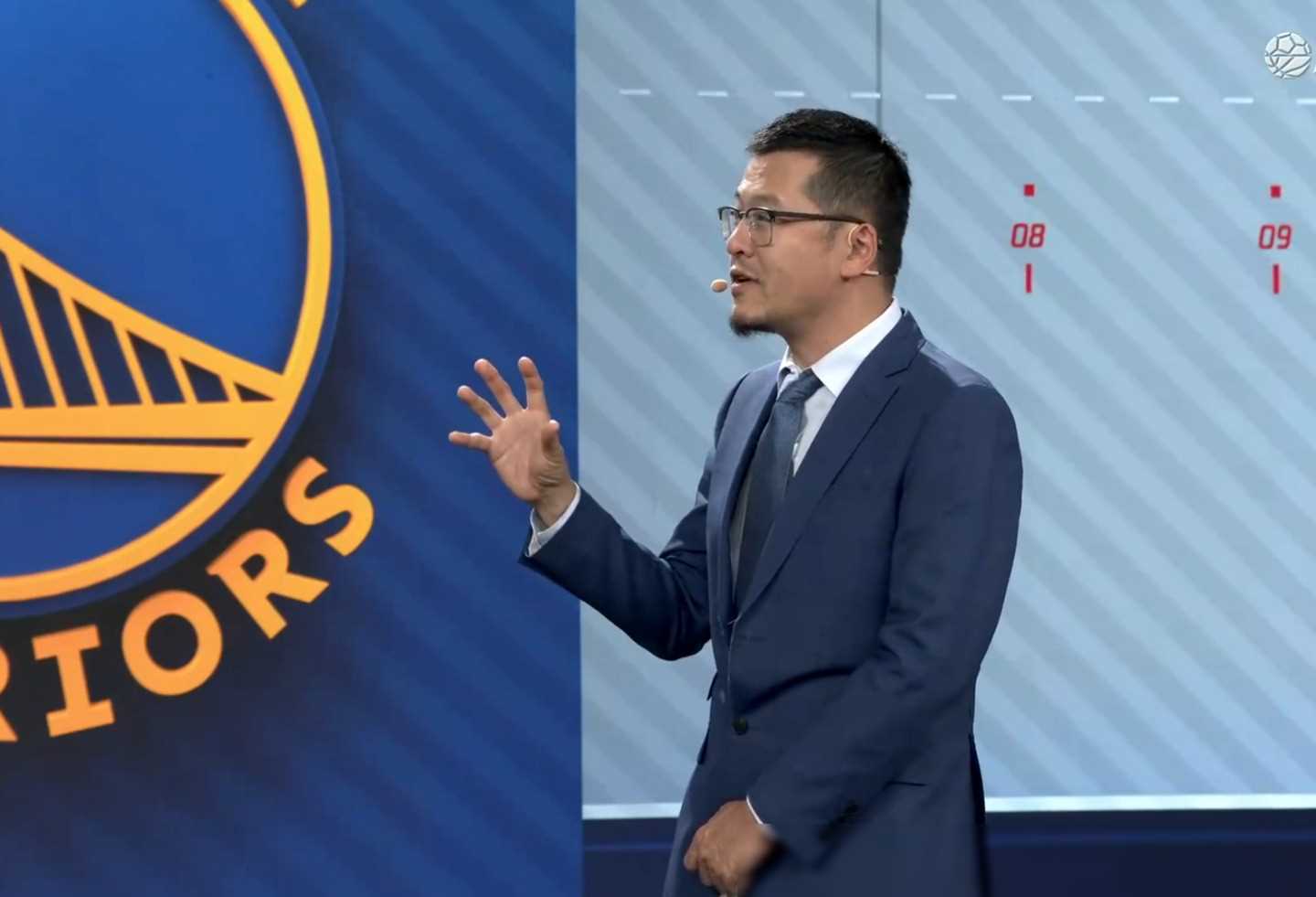 杨毅对东契奇的批评引发了许多球迷和网友的不满,他们认为这次的解说