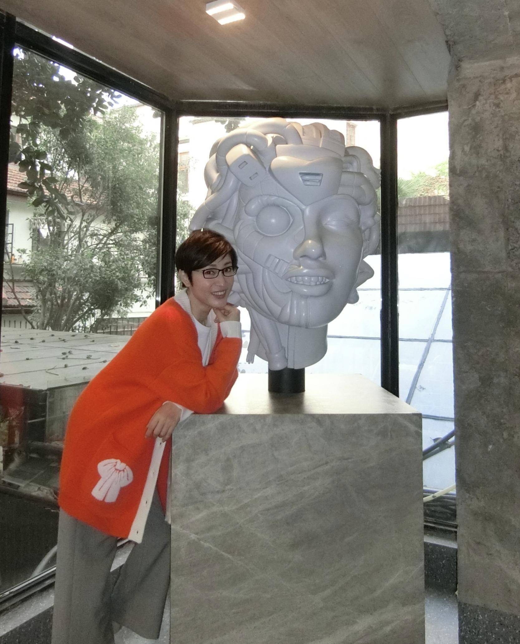 原创57岁陈法蓉港姐范依旧,穿橘色外套同好友聚会,单身生活很潇洒