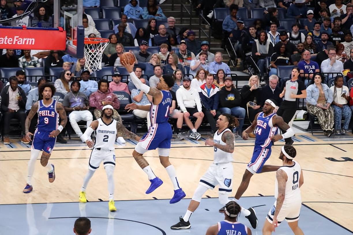 本场比赛中,76人的替补锋线新星小肯扬-马丁(kenyon martin jr.