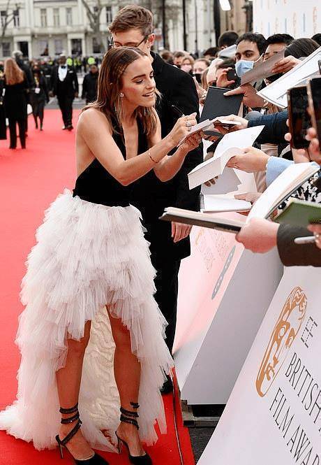 原创赫敏艾玛沃特森老得这么快穿薄纱裙亮相红毯太瘦真显老