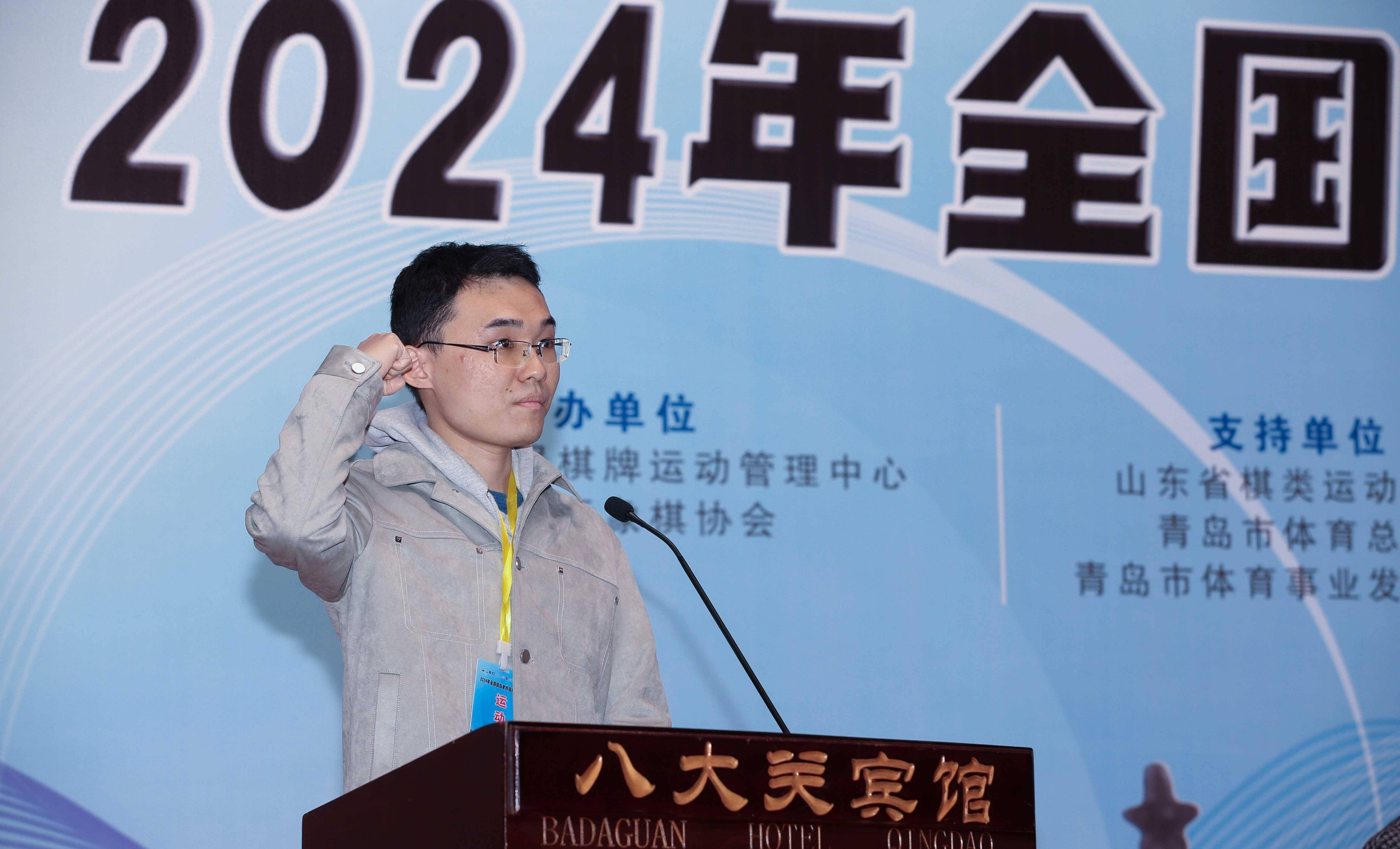 男子组高手如云,赵明宇,陈浩然等特级大师坐镇,他们经验丰富,技艺高超