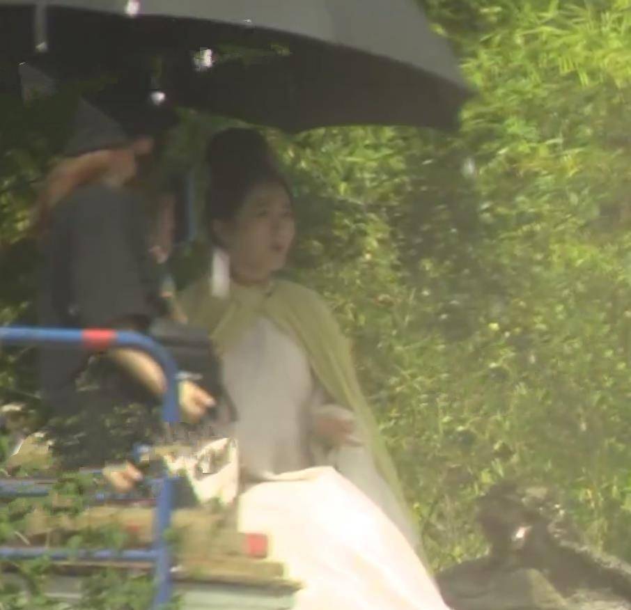 原创原创不红有多惨秦岚片场多人照顾排场大黄海冰独自一旁抽烟显落寞