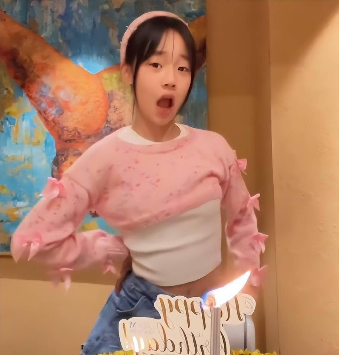 原创原创小s小女儿庆祝12岁生日在蛋糕面前鬼马精灵比两个姐姐还漂亮