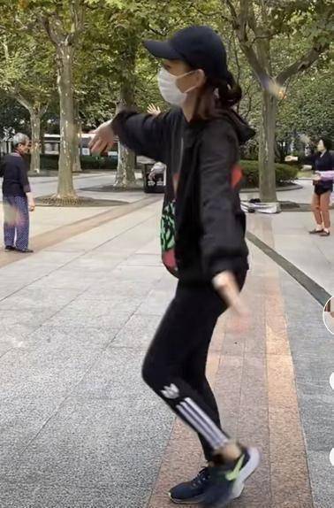 蔡少芬甜晒张晋视角清早素颜跳广场舞超接地气小细腿太抢镜