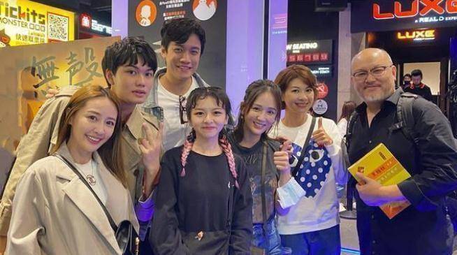 原创陈乔恩与好友聚会占c位自嘲面容慈祥艾伦再次融入女友交际圈