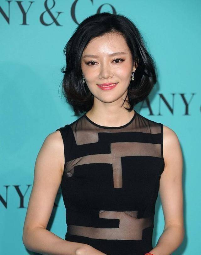 原创车晓早该这样打扮了穿黑色薄纱裙显优越曲线裙摆开叉高调惹眼