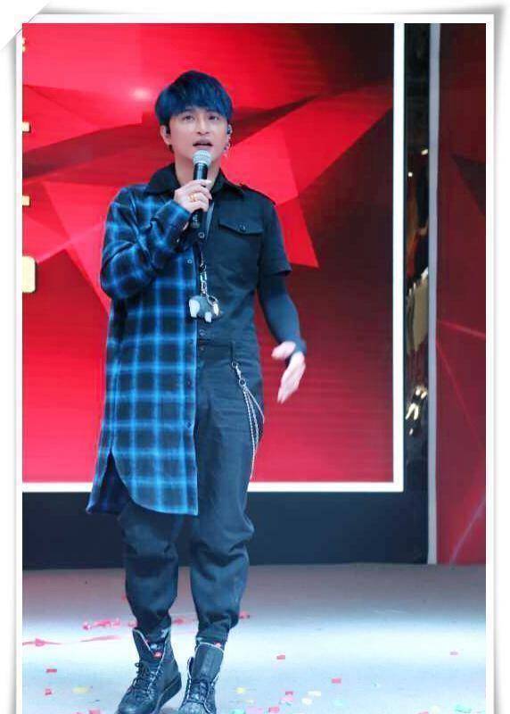 陈志朋终于不作妖了一身黑尽显低调看到他头上的蝴蝶我傻了