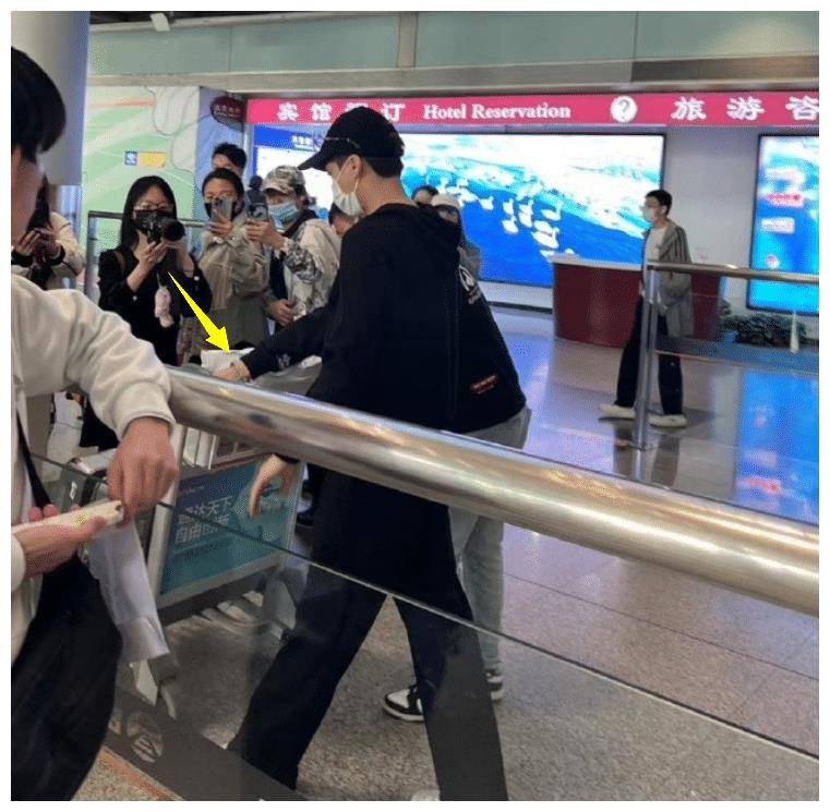 36岁李易峰日本回国生图黑眼圈厚重反差大眼神呆滞全程好冷漠