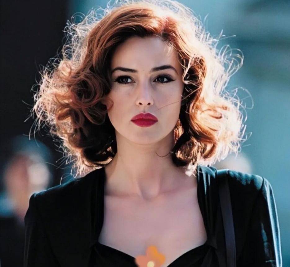 "球花"年过半百也时髦,穿黑衣潇洒老去,虽发福却比谁都优雅_莫妮卡