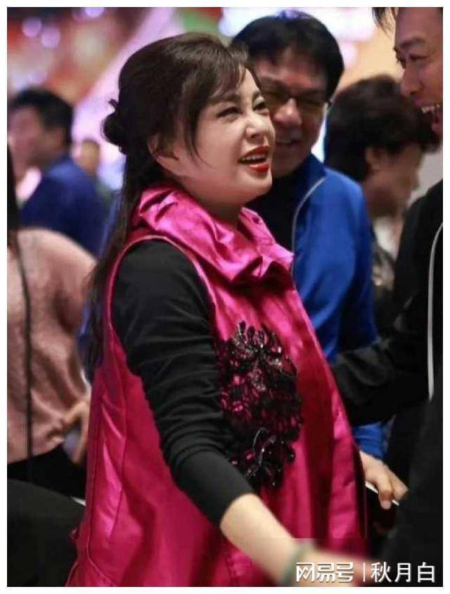 原创刘晓庆豪宅密会小鲜肉年龄差几十岁却似同龄亲密依偎引热议