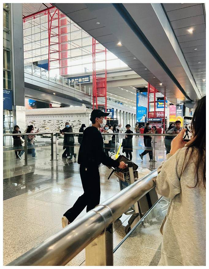 36岁李易峰日本回国生图黑眼圈厚重反差大眼神呆滞全程好冷漠