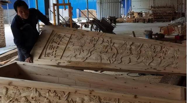 山西农民大哥做棺材电脑雕刻精美大气年销售额高达600万