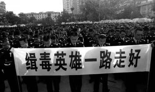 在陈建军第一次成为卧底期间,他主要与大毒贩冯育焕斗智斗勇,陈建军扮