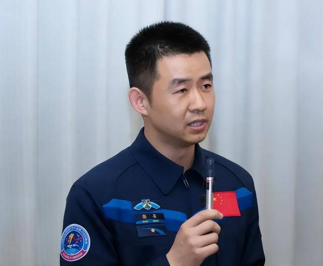 原创航天员陈冬封闭训练6年老师登报寻找与妻子生下双胞胎男孩