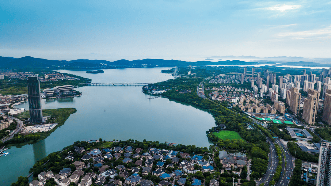 蠡湖38公里沿湖岸线,汇集了无锡80%的山水人文资源.