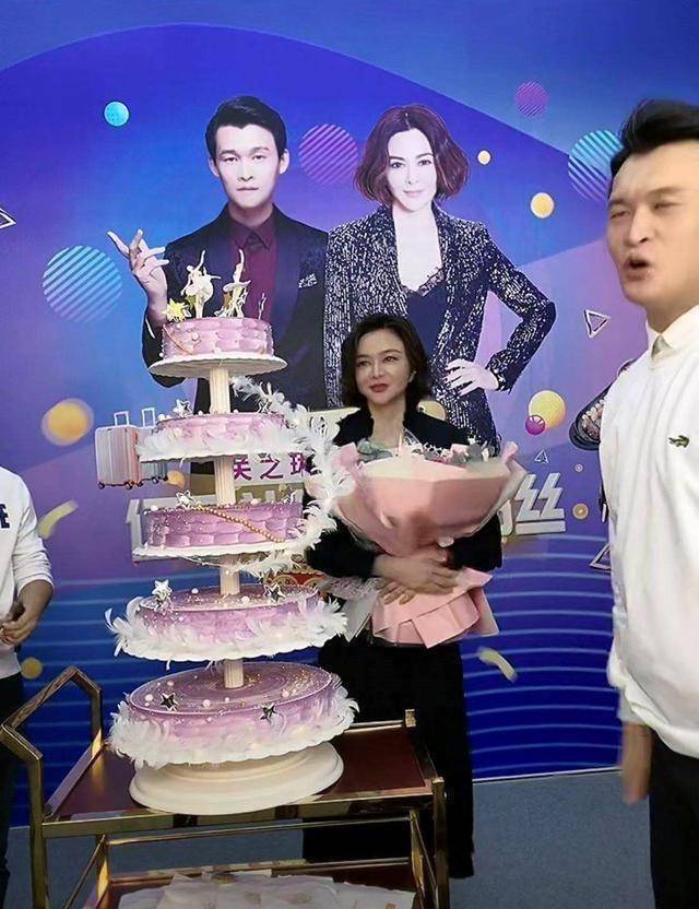 随着关之琳切蛋糕的动作结束,60多万人共同在线上见证了这一温馨时刻.