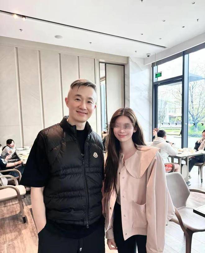 根据网友晒出的照片,我们可以看到52岁的程磊状态相当年轻,丝毫没有小