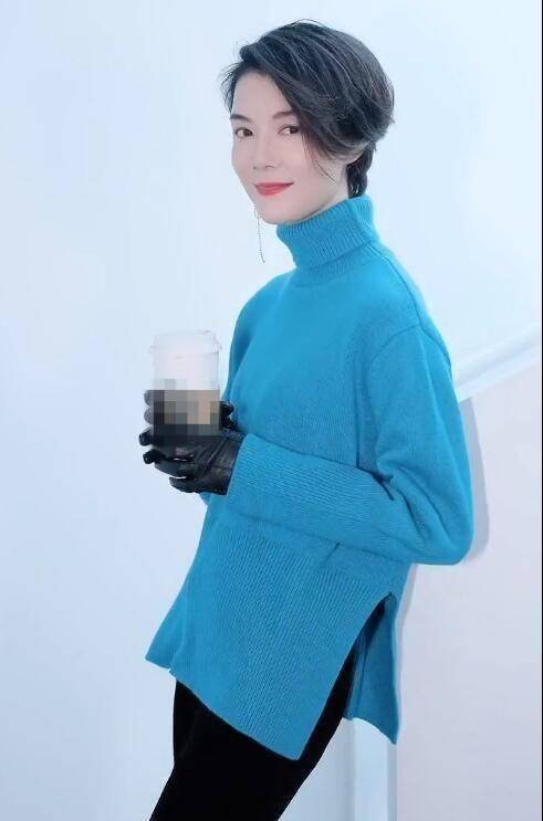 原创车晓喝咖啡上班穿毛衣喇叭裤超苗条戴皮手套下楼梯变冷艳美人