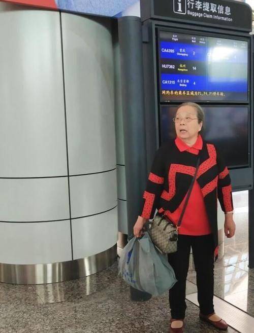 原创84岁李明启露面白发苍苍笑容很慈祥穿着讲究打扮的很富态