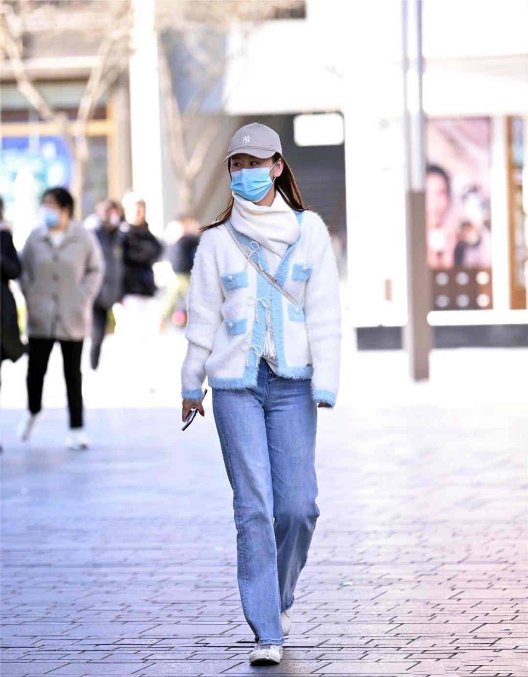 牛仔裤怎么穿回头率更高北京街拍女孩给你示范时髦又耐看