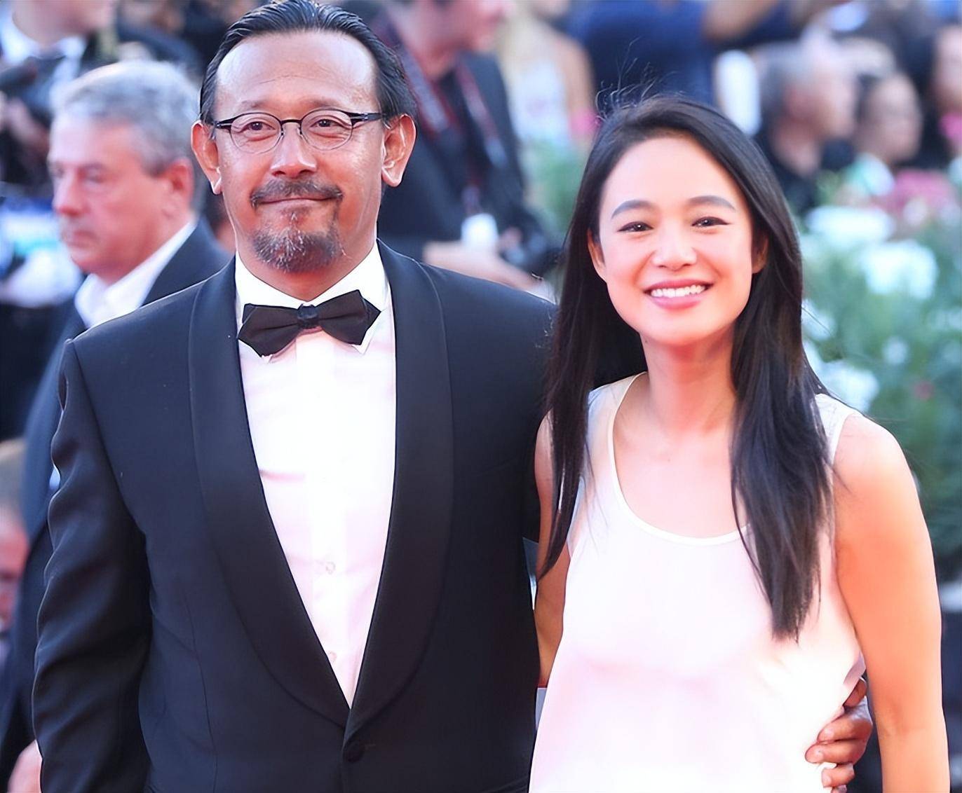 为了她姜文选择了与外国妻子离婚转头便和她步入了婚姻,虽然是婚外情