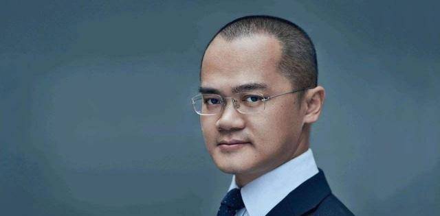 王兴成为了摩拜的新任董事长,而胡玮炜仍然在摩拜担任ceo一职.