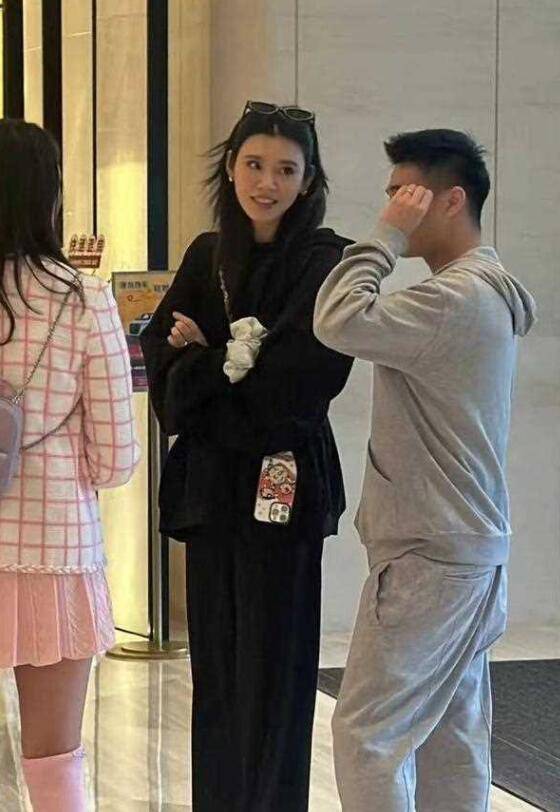 不忍了奚梦瑶罕见发飙当街与何猷君吵架男方数次求和仍被吼