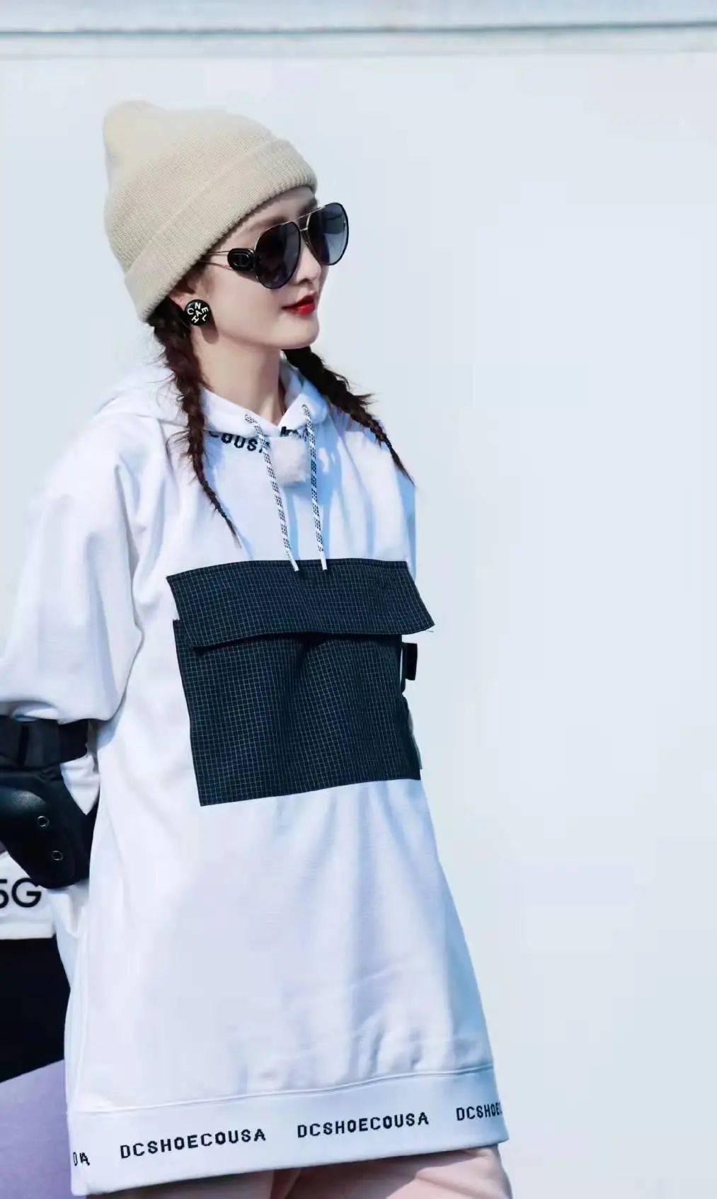 原创王鸥带火泡面穿搭白色露脐套装顶着泡面头霸气十足真不愧是时尚