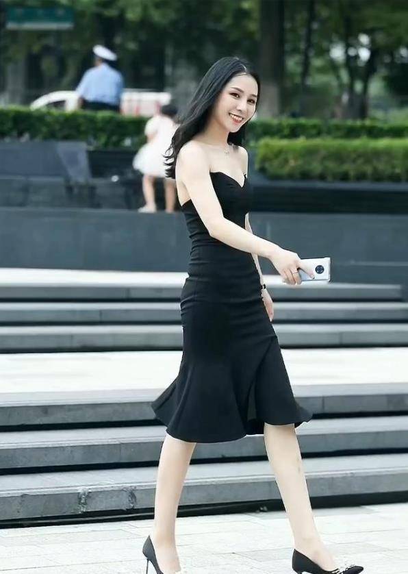 抹身材连衣裙的减龄与优雅穿着具有迷人女人味