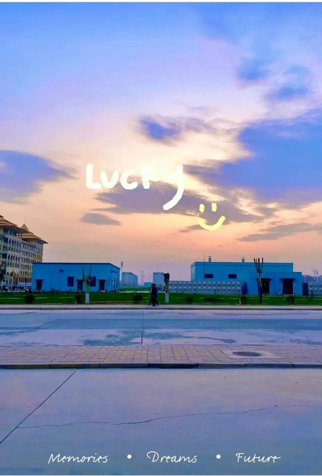 天空被温柔地染上了一抹金黄,仿佛大地都