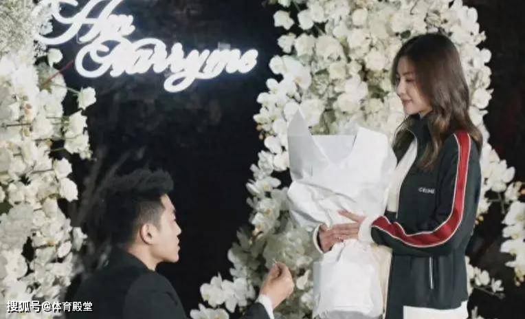 原创惊喜28岁高诗岩求婚成功女友美若明星过程非常感人浪漫