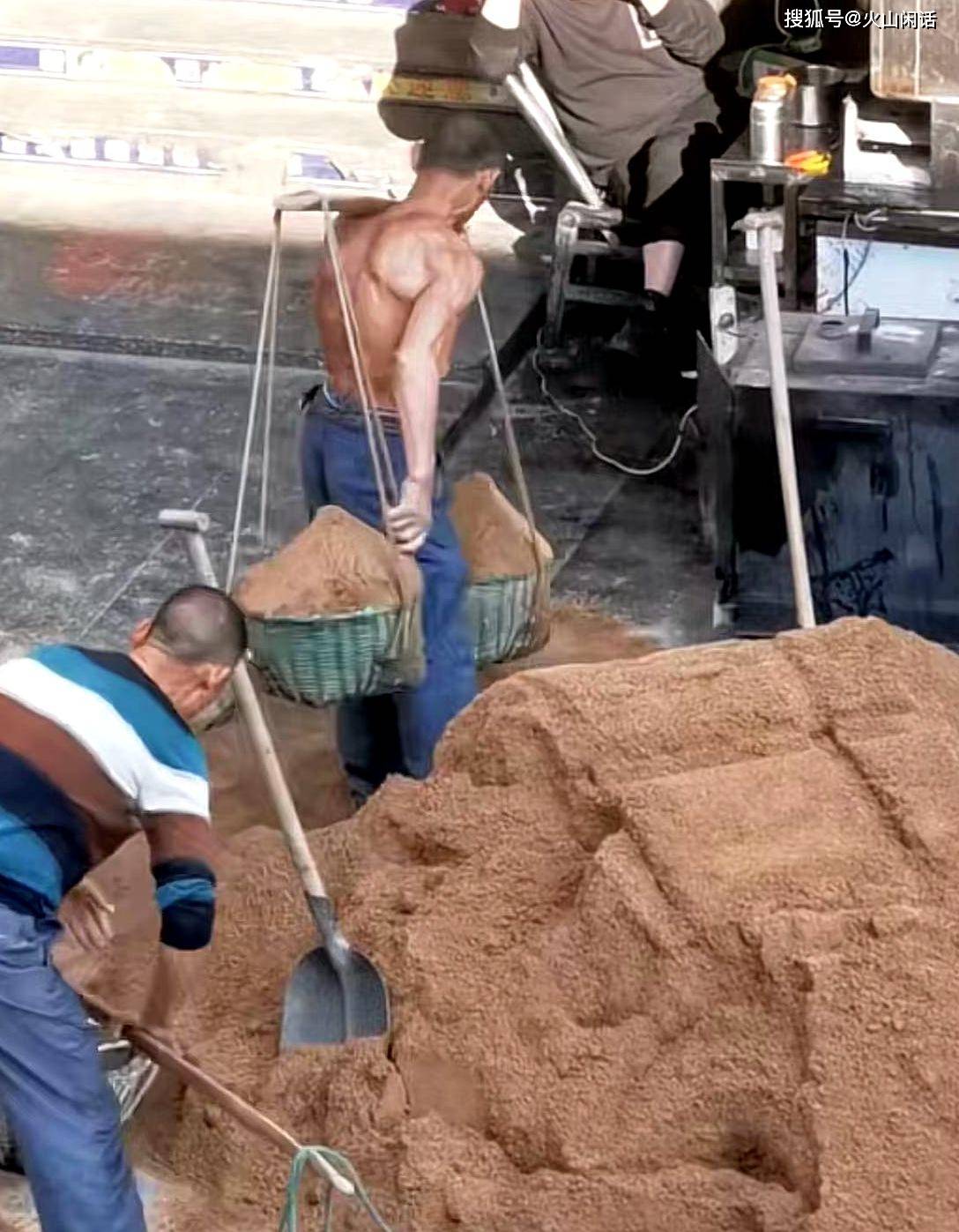 农民工大叔挑沙上楼,一身肌肉看呆旁人,不比专业健身的差