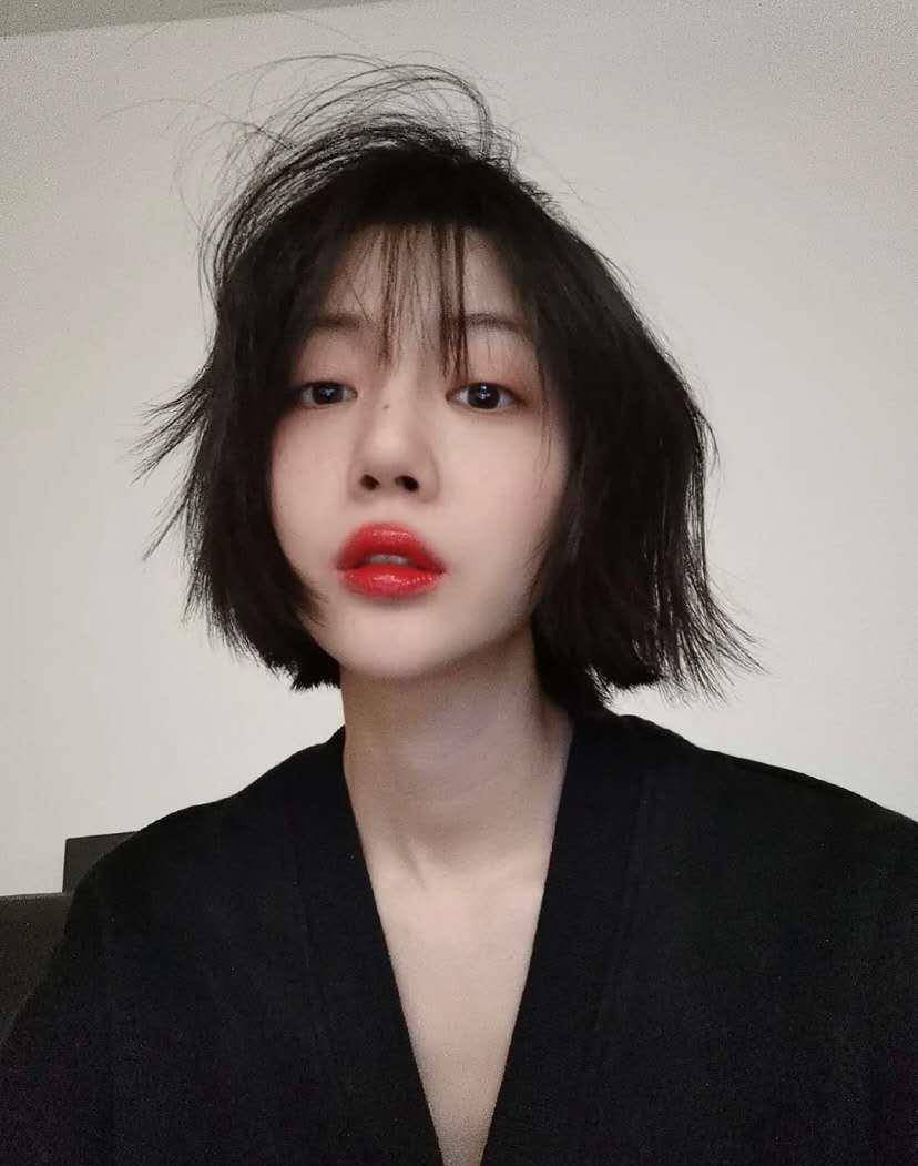 今天演员李溪芮在个人社交账号上面晒出了一组自己的自拍并配文写道