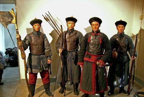 在清朝晚期,面对着西方列强的入侵,清军手中的刀枪根本比不过西方军队