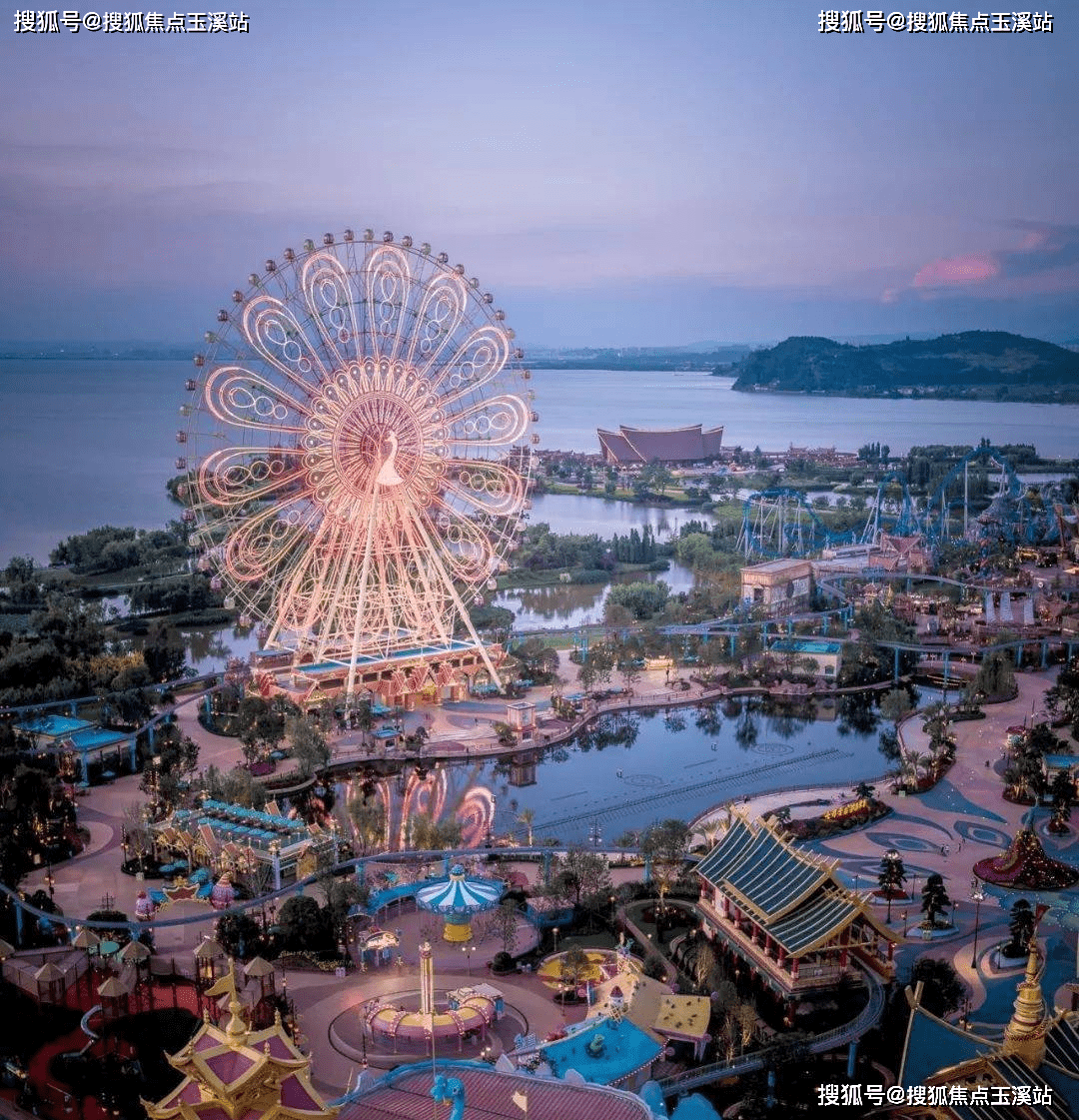项目紧邻滇池和古滇精品湿地公园,是七彩云南·欢乐世界项目的配套