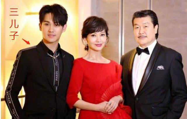 赵雅芝的三个儿子同一个妈妈不同爸爸如今颜值差距很大