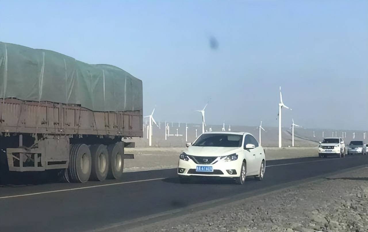 为何有的车子在超车道上,还一直打左转向灯?