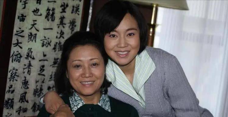 原创著名演员闫妮分手那天和女儿抱头痛哭如今女儿是她的骄傲