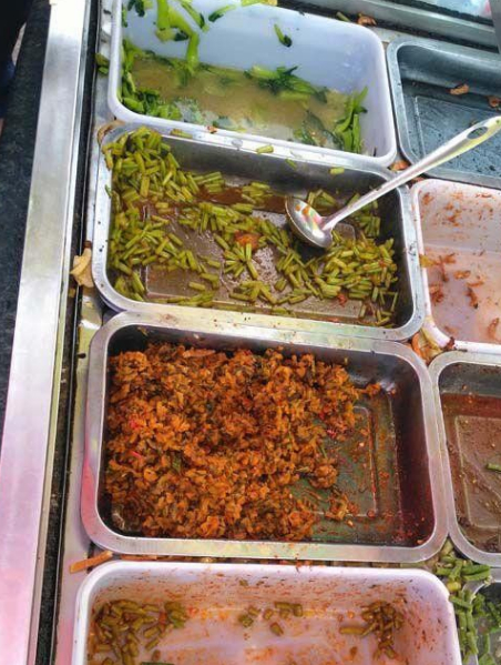 小伙在工厂门口卖快餐饭,每人6元随便吃,不会亏本吗?